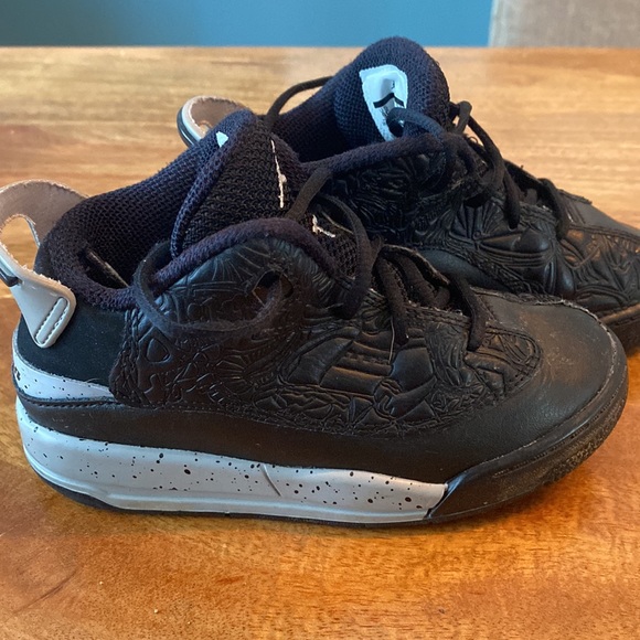 Jordan sneakers - Picture 2 of 4